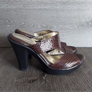 Euro Soft by Sofft Snakeskin Print T Strap Heels 7.5 Brown